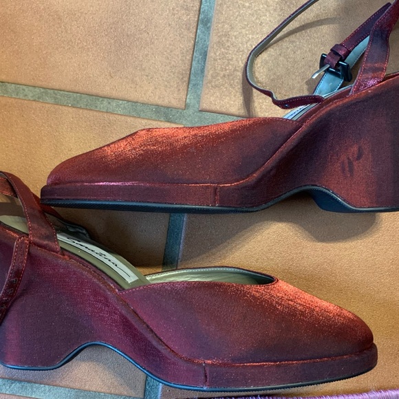 Shiny Red unique curved platform Sonatina shoes - Picture 3 of 5